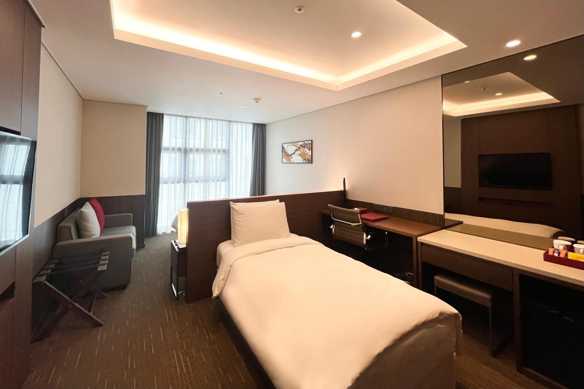 Ramada Encore By Wyndham Busan Station Екстериор снимка